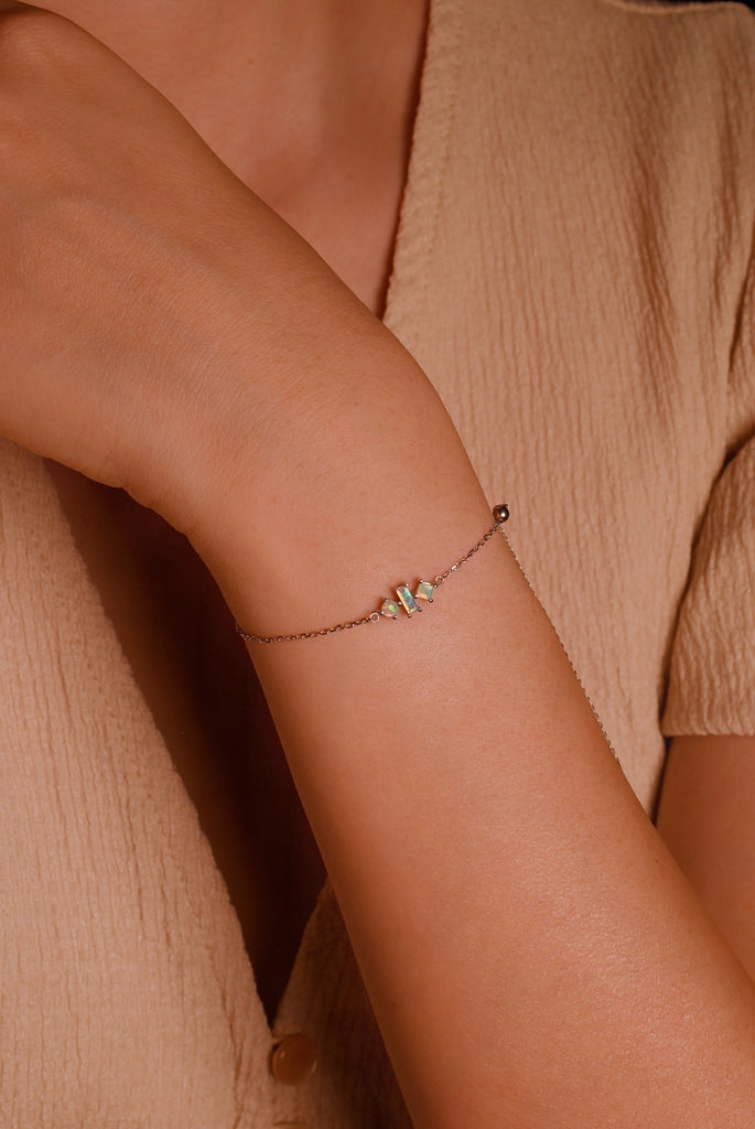 Katachi Opal Bracelet in White Gold